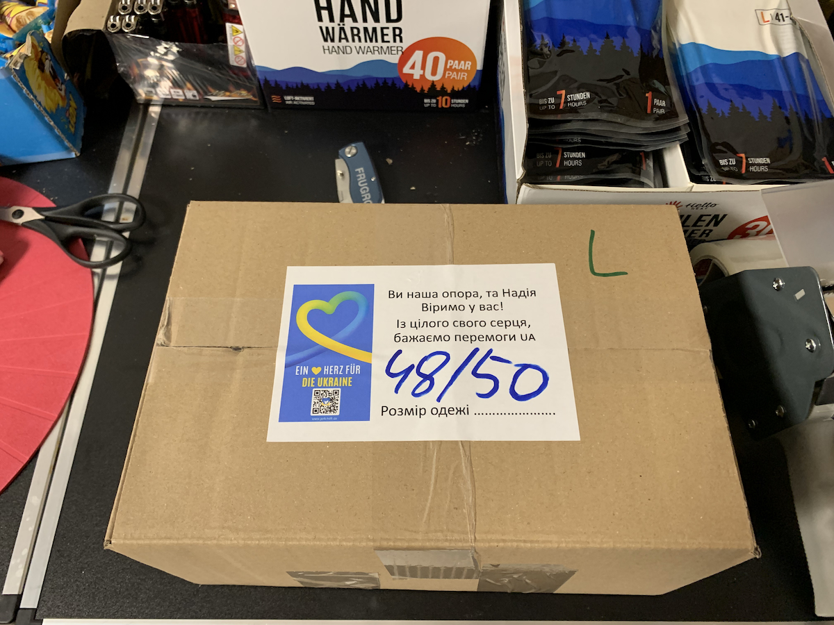 Wir packen Care Pakete für die Ukraine - Пакуємо пакунки для України ...